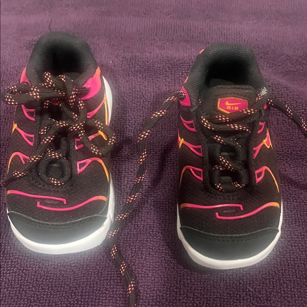 Kids Black Sneakers with Pink and Orange Accents Nike Air max plus